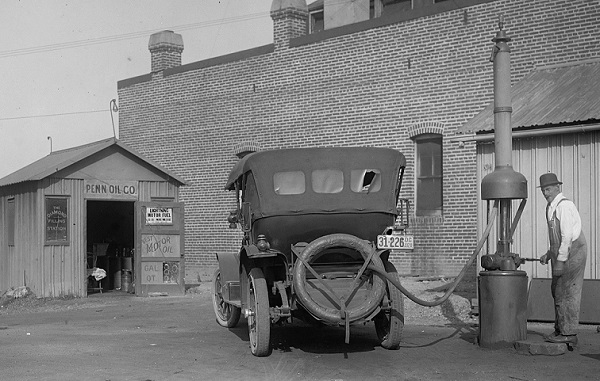 diamond filling station and attendant on North Capitol Street in Washington, D.C., in 1920.